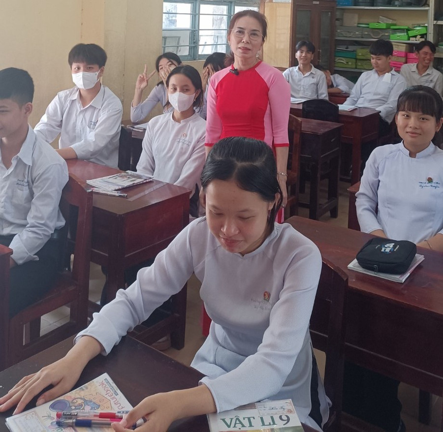 Cô Lê Thị Lệ Thu, giáo viên Trường THCS Huyền Hội và học trò trong giờ học.