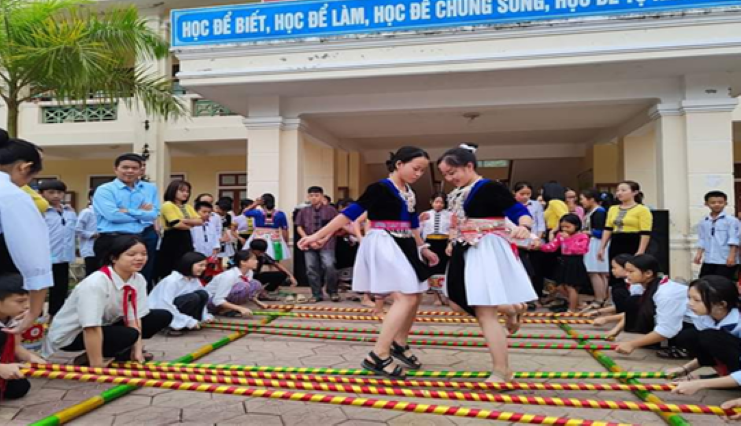 Học sinh trong tiết mục múa sạp. Học sinh trong tiết mục múa sạp.