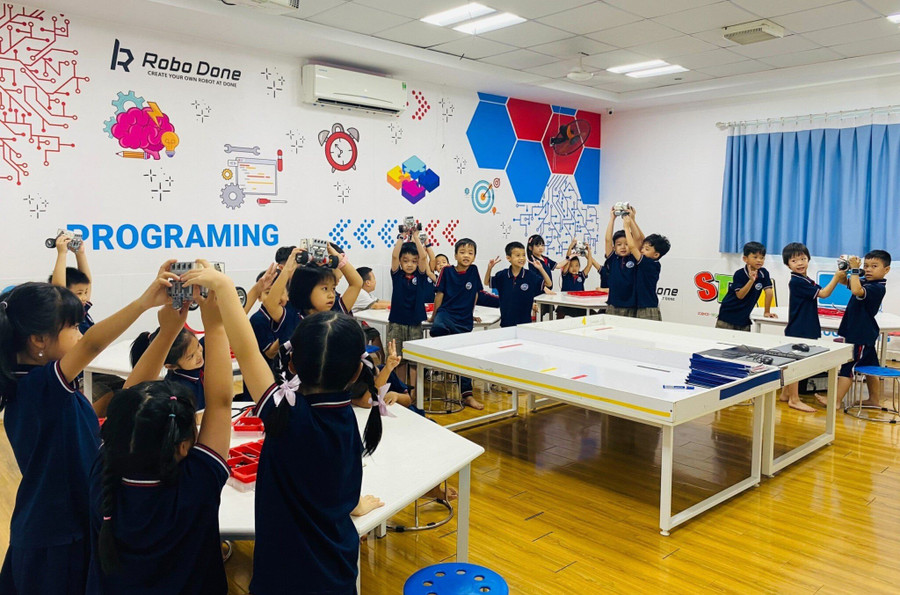 Giáo dục Việt Nam trong thời gian tới là một bức tranh mang nhiều hy vọng. Giáo dục Việt Nam trong thời gian tới là một bức tranh mang nhiều hy vọng.