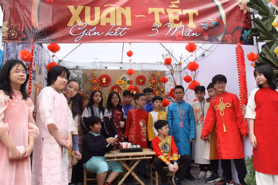 Học sinh trải nghiệm "chợ quê" ngày Tết trong trường học.