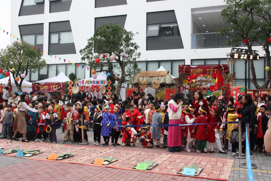 Chuẩn bị thi gói bánh Chưng tại lễ hội Xuân.