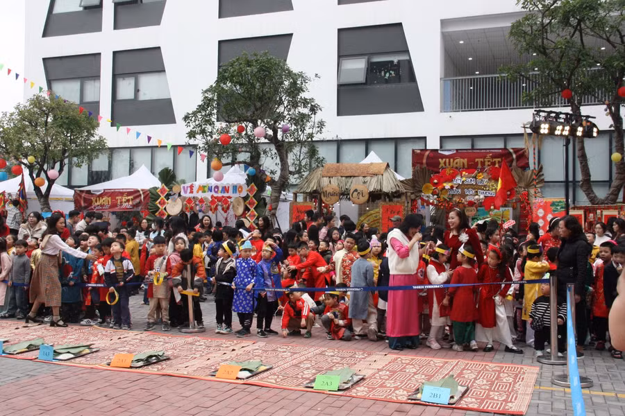 Chuẩn bị thi gói bánh Chưng tại lễ hội Xuân.