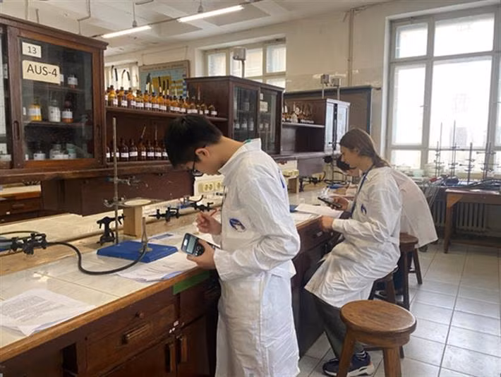 Thí sinh Việt Nam đang thực hiện dự án trong phòng thí nghiệm.