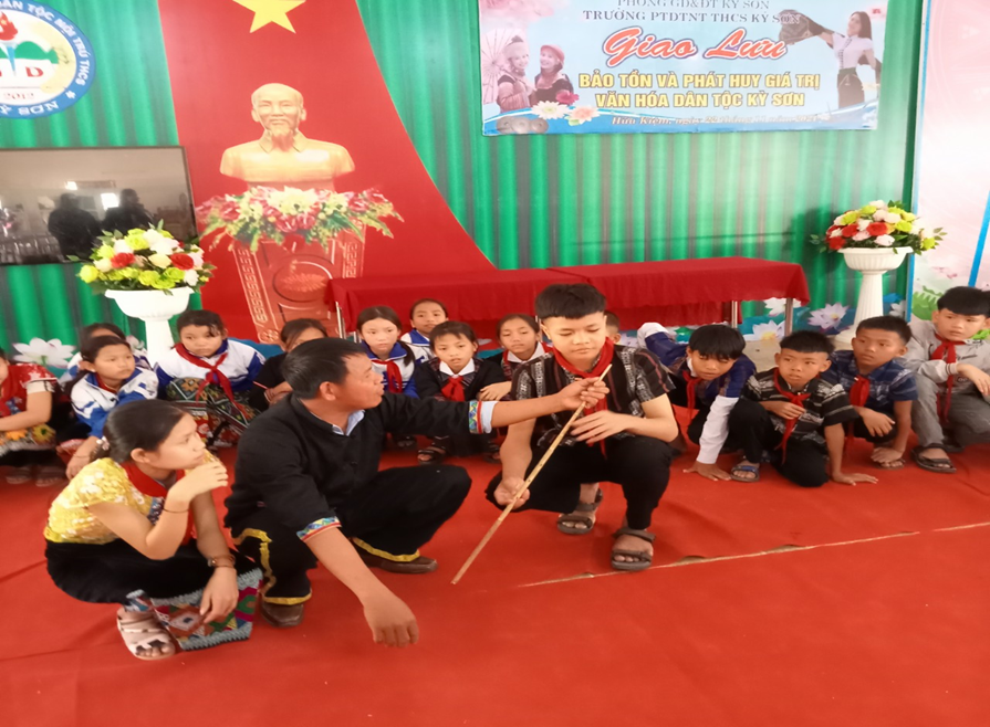 Học sinh tập luyện theo hướng dẫn của nghệ nhân. Học sinh tập luyện theo hướng dẫn của nghệ nhân.