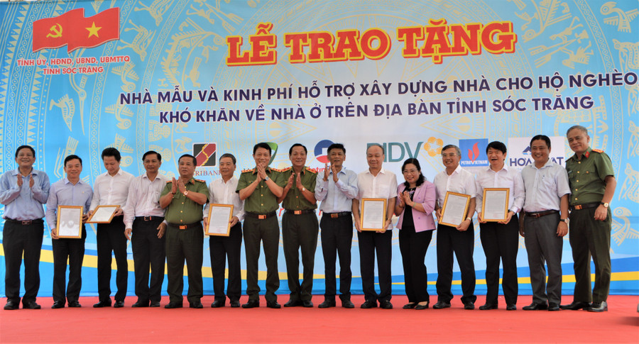 Trao tiền hỗ trợ xây dựng 1.200 căn nhà. Trao tiền hỗ trợ xây dựng 1.200 căn nhà.