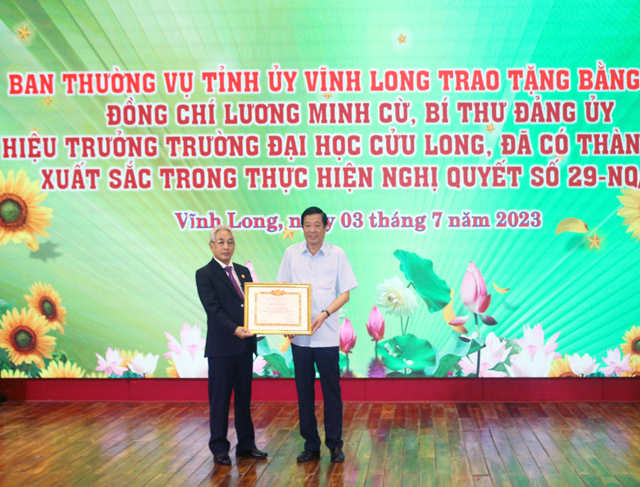 Đồng chí Bùi Văn Nghiêm - Ủy viên BCH Trung ương Đảng, Bí thư Tỉnh ủy, Chủ tịch HĐND tỉnh, Trưởng Đoàn ĐBQH đơn vị tỉnh Vĩnh Long trao bằng khen cho đồng chí Lương Minh Cừ. Đồng chí Bùi Văn Nghiêm - Ủy viên BCH Trung ương Đảng, Bí thư Tỉnh ủy, Chủ tịch HĐND tỉnh, Trưởng Đoàn ĐBQH đơn vị tỉnh Vĩnh Long trao bằng khen cho đồng chí Lương Minh Cừ.