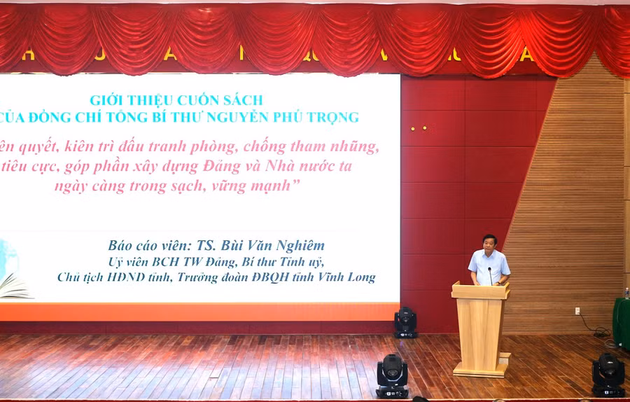 Đồng chí Bùi Văn Nghiêm - Ủy viên BCH Trung ương Đảng, Bí thư Tỉnh ủy, Chủ tịch HĐND tỉnh, Trưởng Đoàn ĐBQH đơn vị tỉnh Vĩnh Long báo cáo tại hội nghị.