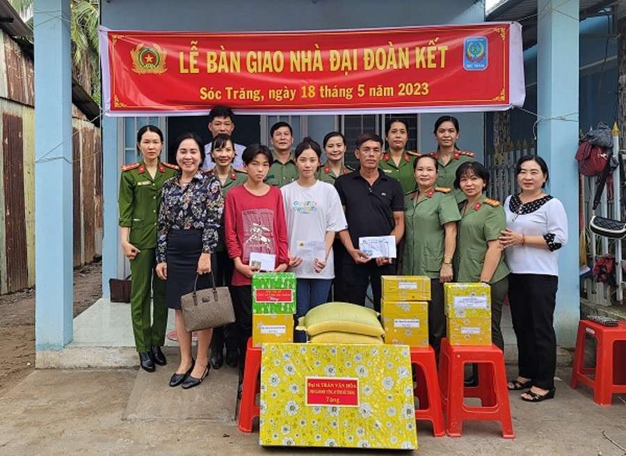 Công an tỉnh Sóc Trăng bàn giao nhà Đại đoàn kết cho gia đình hoàn cảnh khó khăn. (Ảnh: A. Tuấn) Công an tỉnh Sóc Trăng bàn giao nhà Đại đoàn kết cho gia đình hoàn cảnh khó khăn. (Ảnh: A. Tuấn)