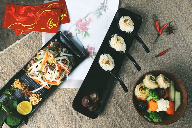 Canh bóng thả, xôi hạt dẻ và nộm thịt trâu là 3 món vừa mới vừa cũ nhưng vẫn giữ được yếu tố truyền thống trong mâm cỗ của người Việt. Trong ký ức của những người Hà Nội canh bóng là một món ăn không thể thiếu dịp Tết. Canh bóng có sự cầu kỳ trong chế biến, hấp dẫn trong trình bày và có một hương vị rất riêng. Món canh ngọt thanh còn giống như một chiếc chìa khóa mở cánh cửa ký ức của những Hà Nội xưa cũ, nhắc lại một thời bao cấp, chỉ khi nhân được tem phiếu mới mua được một túi hàng Tết, và trong đó bao giờ cũng có một miếng bóng. Ngoài ra, nộm và xôi cũng là các món ăn không thể thiếu trong mâm cỗ truyền thống của người Việt mỗi dịp xuân về. Vua đầu bếp khoe xôi hạt dẻ, nộm thịt trâu dịp Tết Ất Mùi