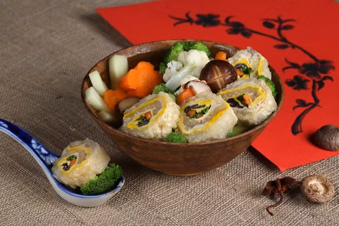 Cách làm một bát canh bóng cũng lắm công phu. Từ một miếng bóng bì lợn đã được nướng phồng, người đầu bếp ngâm nước gạo cho bóng mềm ra rồi tẩy mùi hôi bằng rượu và gừng. Sau khi tẩy sạch mùi, bóng được để ráo rồi phết lần lượt giò sống, trứng, rau củ thái sợi rồi cuộn lại cho chặt và đem hấp cách thủy. Nước dùng phải sử dụng xương gà và tôm khô, ninh trong vòng 1 giờ đồng hồ với lửa nhỏ để đạt được vị ngọt thanh không chút ngấy mỡ đặc trưng của món ăn. Các loại rau củ kèm theo có thể chọn tùy ý thích, nhưng thường là su hào, cà rốt, xúp lơ xanh trắng... Tất cả những củ quả này đều được chần qua trong nồi nước dùng để giữ nguyên được mầu sắc cũng như hương vị. Vua đầu bếp khoe xôi hạt dẻ, nộm thịt trâu dịp Tết Ất Mùi