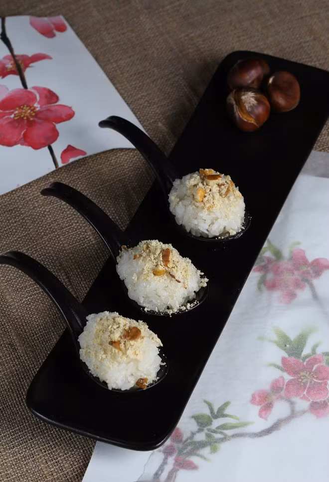 Ngoài những món xôi quen thuộc như xôi gấc, xôi hoa cau... phổ biến trong ngày Tết, Khánh Phương muốn chia sẻ cho độc giả một món xôi đổi vị, đó là xôi hạt dẻ. Món này vừa lạ miệng, lại chế biến đơn giản. Cô đã nảy sinh ý tưởng trong một chuyến đi thăm Cao Bằng, địa phương nổi tiếng về món hạt dẻ vừa thơm vừa bùi và bổ dưỡng. Gạo nếp ngâm qua đêm đãi sạch, để ráo rồi đem đồ cùng với hạt dẻ đã sơ chế, bóc vỏ. Món xôi này có thể dùng như một món ăn chay ngay sau khi đồ có trộn thêm một chút đường. Nếu ai muốn ăn xôi mặn thì có thể ăn kèm với thịt chim bồ câu băm nhỏ cùng một chút hành khô. Vua đầu bếp khoe xôi hạt dẻ, nộm thịt trâu dịp Tết Ất Mùi