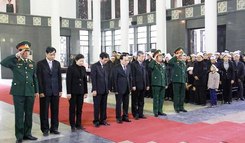 Đoàn Ban Bí thư Trung ương Đảng do đồng chí Ngô Văn Dụ làm trưởng đoàn đến viếng Trung tướng Đàm Văn Ngụy. Đoàn Quân ủy Trung ương - Bộ Quốc phòng do Đại tướng Phùng Quang Thanh làm trưởng đoàn, đến viếng.