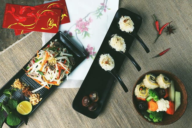Canh bóng thả, xôi hạt dẻ và nộm thịt trâu là 3 món vừa mới vừa cũ nhưng vẫn giữ được yếu tố truyền thống trong mâm cỗ của người Việt. Trong ký ức của những người Hà Nội canh bóng là một món ăn không thể thiếu dịp Tết. Canh bóng có sự cầu kỳ trong chế biến, hấp dẫn trong trình bày và có một hương vị rất riêng. Món canh ngọt thanh còn giống như một chiếc chìa khóa mở cánh cửa ký ức của những Hà Nội xưa cũ, nhắc lại một thời bao cấp, chỉ khi nhân được tem phiếu mới mua được một túi hàng Tết, và trong đó bao giờ cũng có một miếng bóng. Ngoài ra, nộm và xôi cũng là các món ăn không thể thiếu trong mâm cỗ truyền thống của người Việt mỗi dịp xuân về. Vua đầu bếp khoe xôi hạt dẻ, nộm thịt trâu dịp Tết Ất Mùi