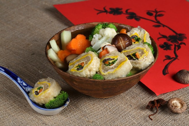 Cách làm một bát canh bóng cũng lắm công phu. Từ một miếng bóng bì lợn đã được nướng phồng, người đầu bếp ngâm nước gạo cho bóng mềm ra rồi tẩy mùi hôi bằng rượu và gừng. Sau khi tẩy sạch mùi, bóng được để ráo rồi phết lần lượt giò sống, trứng, rau củ thái sợi rồi cuộn lại cho chặt và đem hấp cách thủy. Nước dùng phải sử dụng xương gà và tôm khô, ninh trong vòng 1 giờ đồng hồ với lửa nhỏ để đạt được vị ngọt thanh không chút ngấy mỡ đặc trưng của món ăn. Các loại rau củ kèm theo có thể chọn tùy ý thích, nhưng thường là su hào, cà rốt, xúp lơ xanh trắng... Tất cả những củ quả này đều được chần qua trong nồi nước dùng để giữ nguyên được mầu sắc cũng như hương vị. Vua đầu bếp khoe xôi hạt dẻ, nộm thịt trâu dịp Tết Ất Mùi