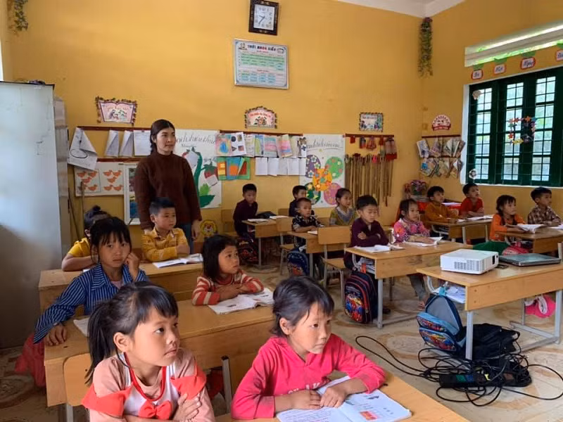 GV lớp 1 Trường PTDTBT Tiểu học Thải Giàng Phố (Bắc Hà – Lào Cai). Ảnh: TG