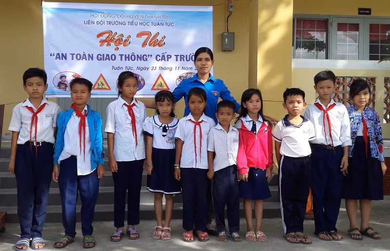 Cô Thạch Thị Bút Pha cùng học sinh.