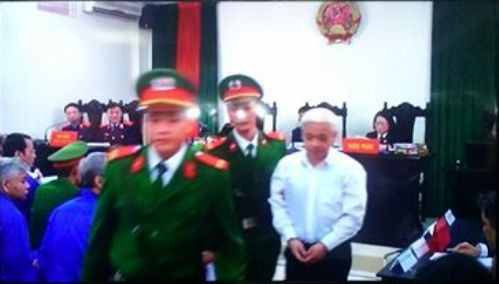 Bị cáo Nguyễn Đức Kiên (bầu Kiên) tại phiên tòa sáng 1-12 Bị cáo Nguyễn Đức Kiên (bầu Kiên) tại phiên tòa sáng 1-12