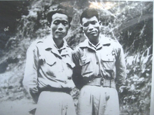 Đồng chí Hoàng Sâm (bên trái) và đồng chí Văn Tiến Dũng tại chiến khu Việt Bắc năm 1947. Ảnh tư liệu