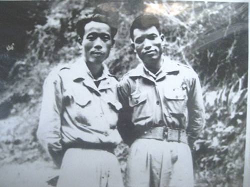 Đồng chí Hoàng Sâm (bên trái) và đồng chí Văn Tiến Dũng tại chiến khu Việt Bắc năm 1947. Ảnh tư liệu
