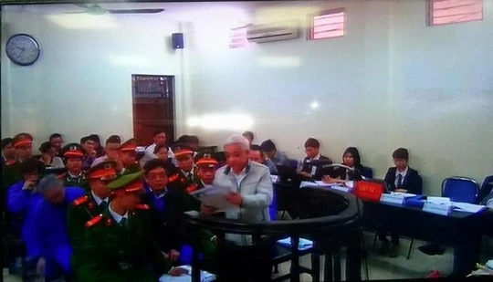 Bị cáo Nguyễn Đức Kiên (bầu Kiên) cầm bản khiếu nại tại phiên tòa sáng 1/12