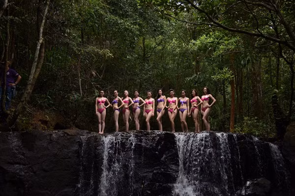 Hình ảnh: Thí sinh Hoa hậu diện bikini bên bờ suối bảo vệ thiên nhiên số 2