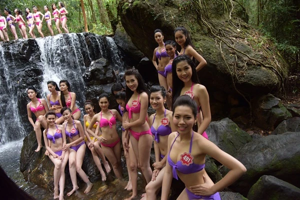 Thí sinh Hoa hậu diện bikini bên bờ suối bảo vệ thiên nhiên