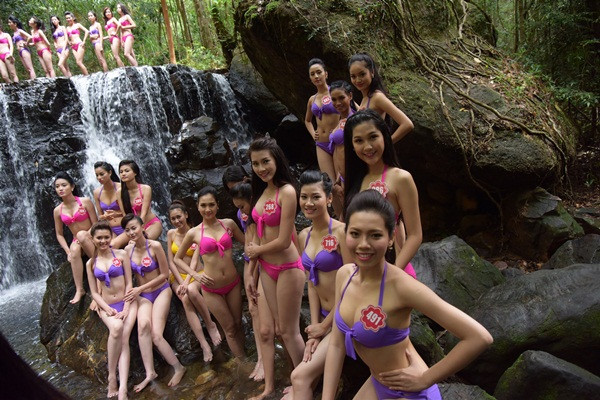 Thí sinh Hoa hậu diện bikini bên bờ suối bảo vệ thiên nhiên - ảnh 1 Hình ảnh: Thí sinh Hoa hậu diện bikini bên bờ suối bảo vệ thiên nhiên số 1