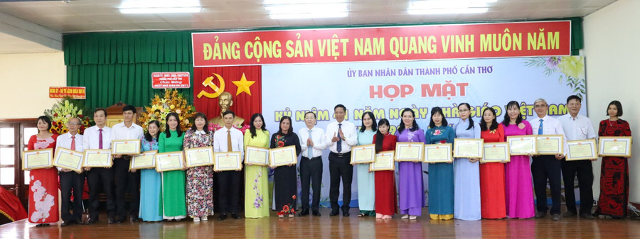 Cô Cảnh (thứ 9, từ trái sang) là 1 trong 20 giáo viên tiêu biểu được ngành Giáo dục TP Cần Thơ tuyên dương dịp 20/11/2023. Ảnh: N. Bích