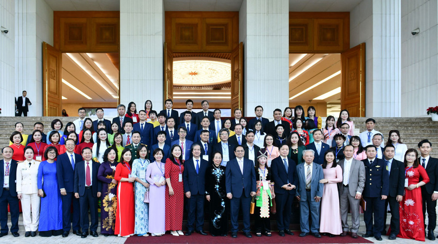 Thủ tướng chụp ảnh lưu niệm cùng các thầy, cô giáo và đại biểu tại buổi gặp mặt 60 nhà giáo tiêu biểu - chiều 17/11/2023. Ảnh: gdtd.vn Thủ tướng chụp ảnh lưu niệm cùng các thầy, cô giáo và đại biểu tại buổi gặp mặt 60 nhà giáo tiêu biểu - chiều 17/11/2023. Ảnh: gdtd.vn