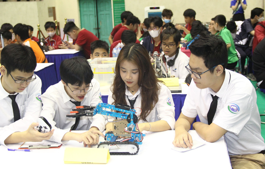 Học sinh Trường THCS & THPT Newton (Hà Nội) tham gia ngày hội STEM. Ảnh: Sỹ Điền Học sinh Trường THCS & THPT Newton (Hà Nội) tham gia ngày hội STEM. Ảnh: Sỹ Điền