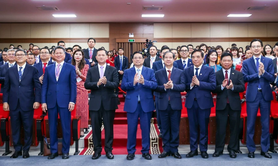 Thủ tướng Phạm Minh Chính, Thủ tướng Campuchia Hun Manet (thứ 3 từ trái sang) và Bộ trưởng Nguyễn Kim Sơn giao lưu với cán bộ, giảng viên, sinh viên Trường ĐH Ngoại thương (Hà Nội), ngày 12/12/2023. Ảnh: Xuân Phú