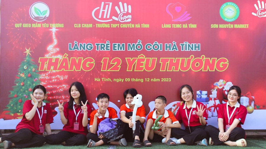 Câu lạc bộ Chạm chia sẻ với những mảnh đời bất hạnh tại Làng trẻ em mồ côi Hà Tĩnh.