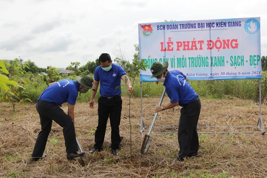 Trồng cây hưởng ứng lễ phát động trồng cây vì môi trường xanh - sạch - đẹp.