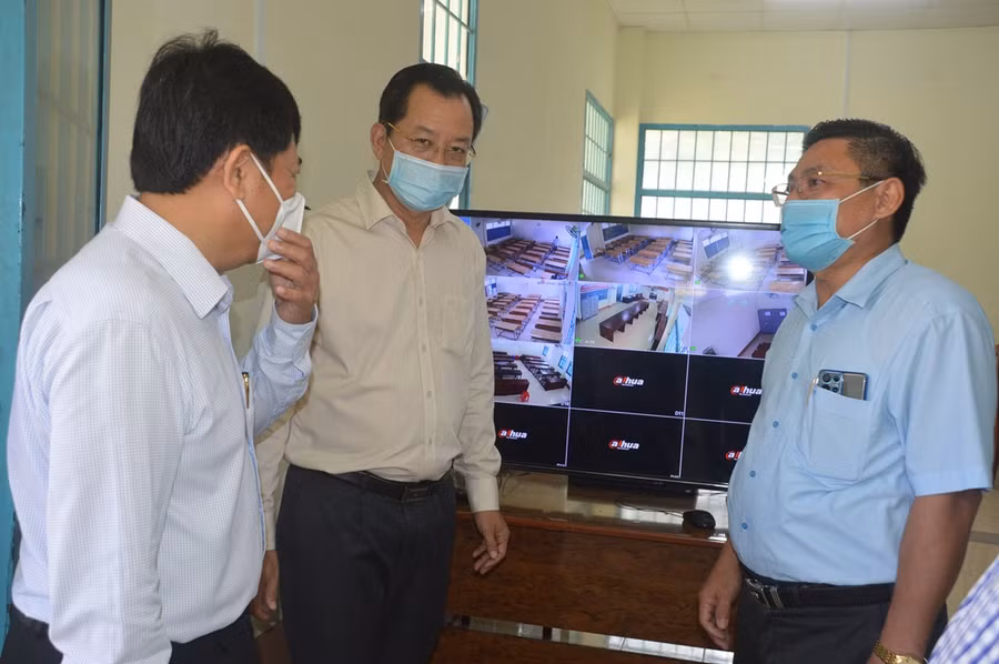 Kiểm tra hệ thống camera an ninh tại điểm thi THPT Hoàng Diệu.