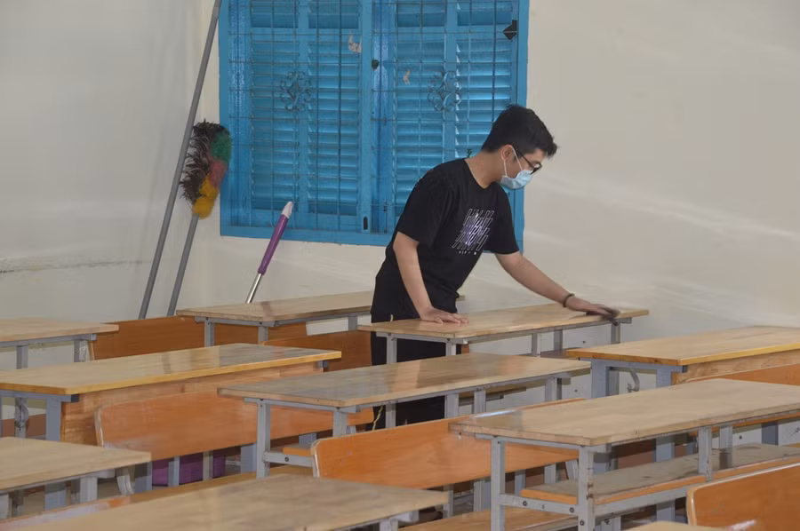 Vệ sinh phòng thi.