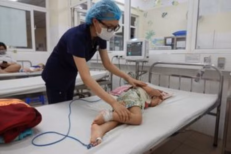 Một bệnh nhi bị bệnh tay – chân – miệng ở Tiên Phước nhập viện cấp cứu tại Bệnh viện Phụ sản – Nhi trong tình trạng bệnh nặng, biến chứng nguy hiểm.