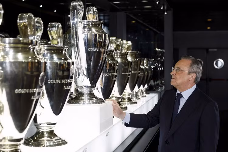 Florentino Perez bên trong phòng truyền thống của Real Madrid.