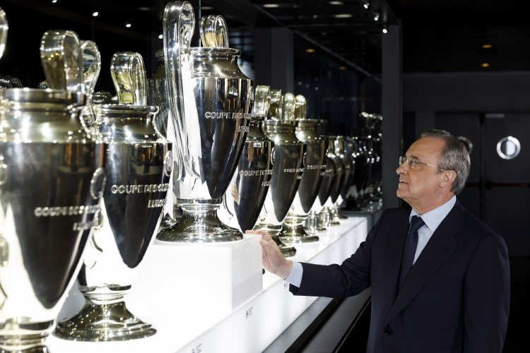 Florentino Perez bên trong phòng truyền thống của Real Madrid. Florentino Perez bên trong phòng truyền thống của Real Madrid.