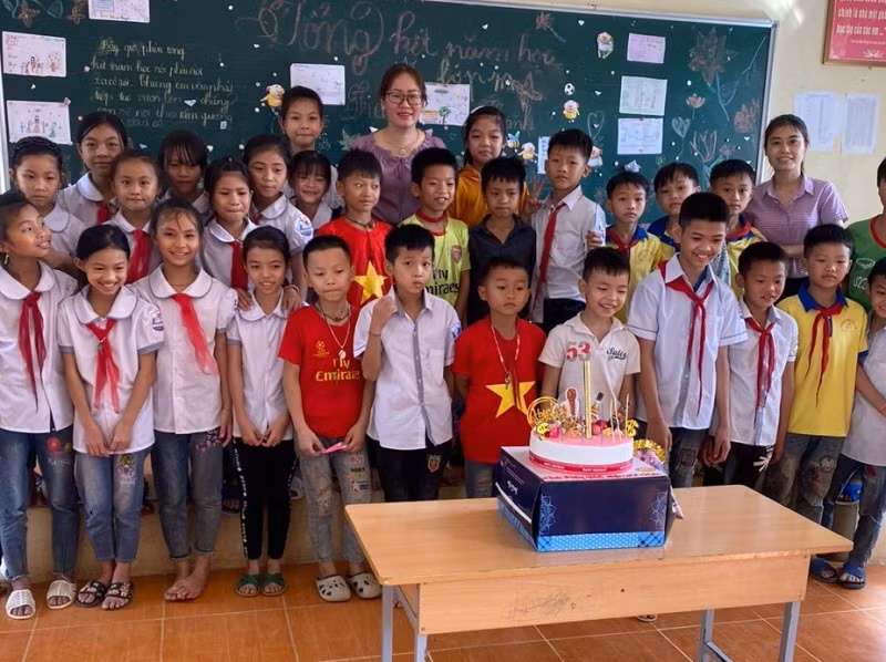 Cô Hằng cùng các em học sinh trong buổi tổng kết năm học.