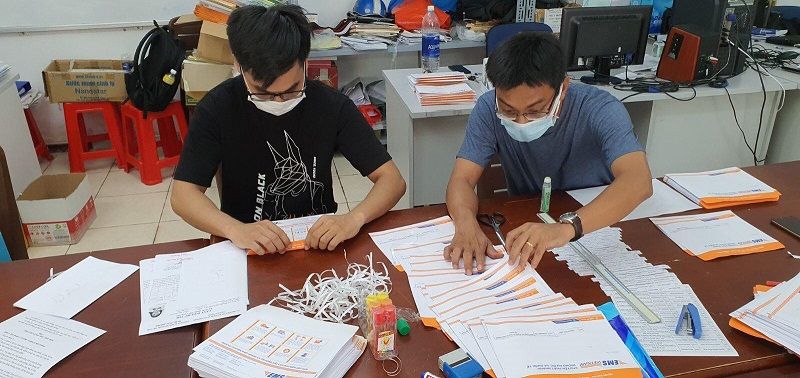 Trường THPT Nguyễn Du, Quận 10 gửi giấy báo dự thi cho học sinh qua đường bưu điện chiều ngày 23/6. Ảnh: NTCC