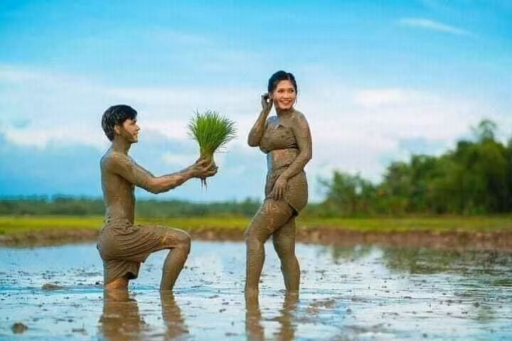 Chú rể còn tặng cô dâu một bó mạ non làm hoa cưới cực kỳ đáng yêu.