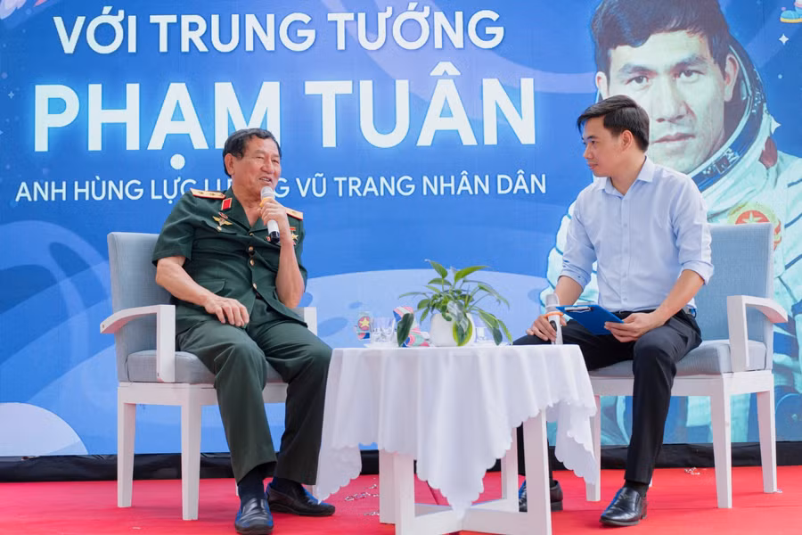 Anh hùng, Trung tướng Phạm Tuân giao lưu cùng thầy trò Trường Hai Bà Trưng.