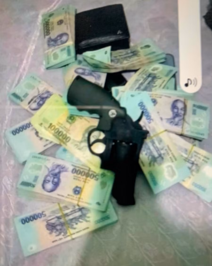 Tang vật vụ án là khẩu súng quân dụng và lượng tiền lớn.