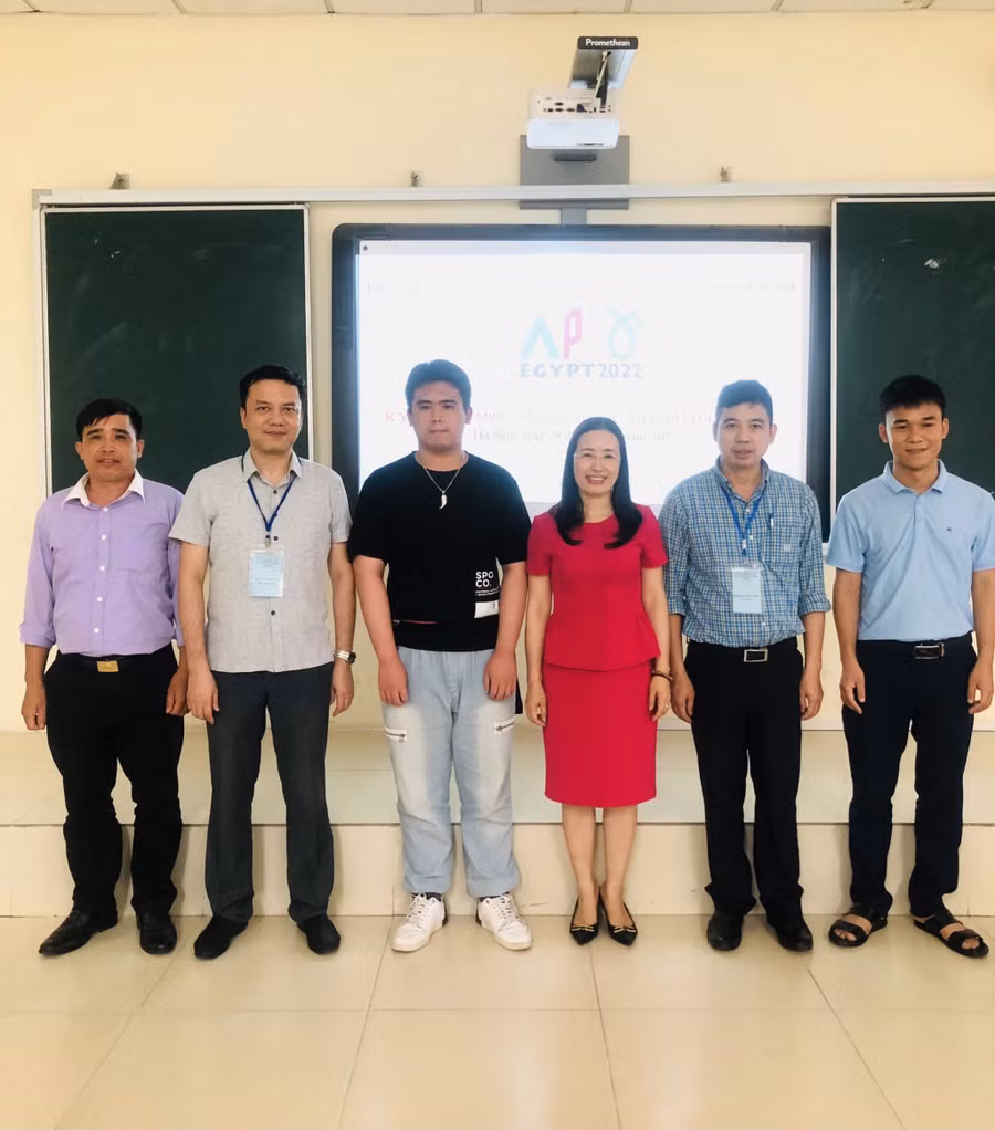 Thành tích mà em Vũ Huy Hoàng đạt được là niềm vui chung của thầy trò Trường THPT chuyên Hạ Long.