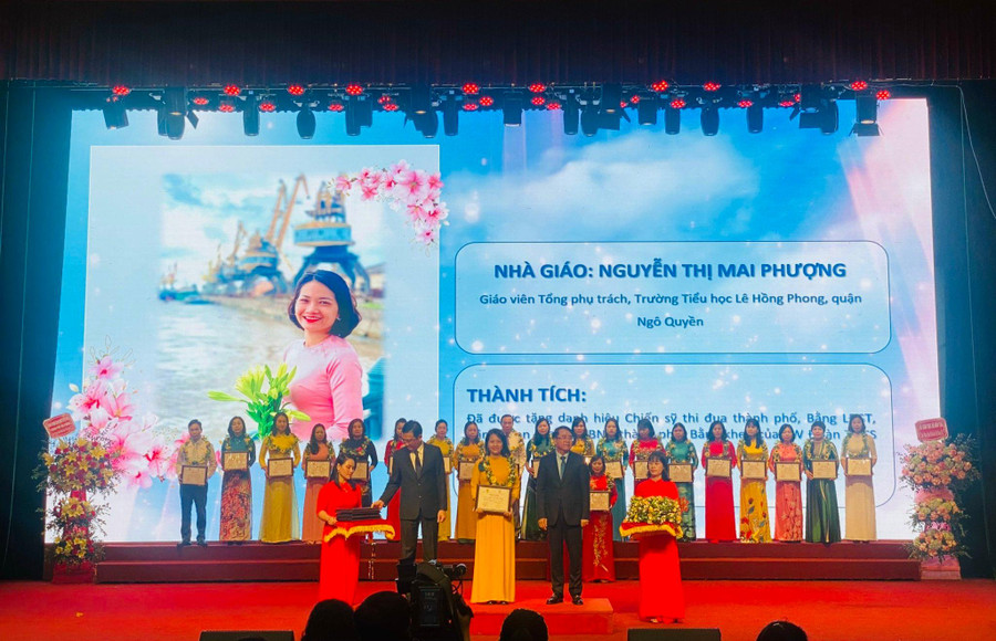 Cô Phượng được Sở GD&ĐT thành phố vinh danh là Nhà giáo tâm huyết, sáng tạo. Cô Phượng được Sở GD&ĐT thành phố vinh danh là Nhà giáo tâm huyết, sáng tạo.