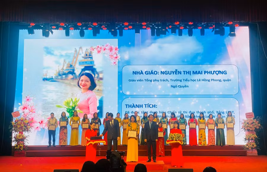 Cô Phượng được Sở GD&amp;ĐT thành phố vinh danh là Nhà giáo tâm huyết, sáng tạo.
