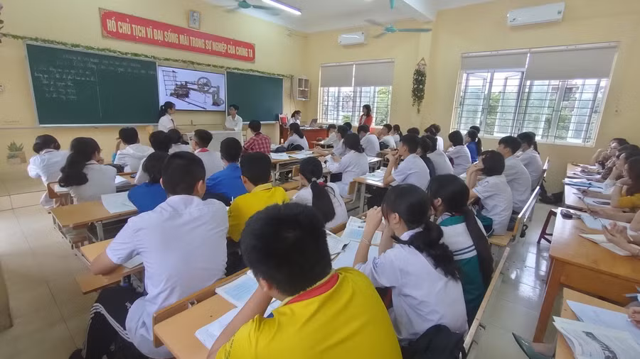 Học sinh Trường THCS Bái Tử Long trong giờ học.