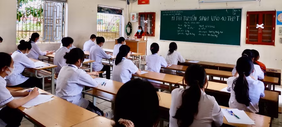 Thí sinh tại Hội đồng thi Trường THCS Tân Tiến trong phòng thi đợi giờ làm bài.