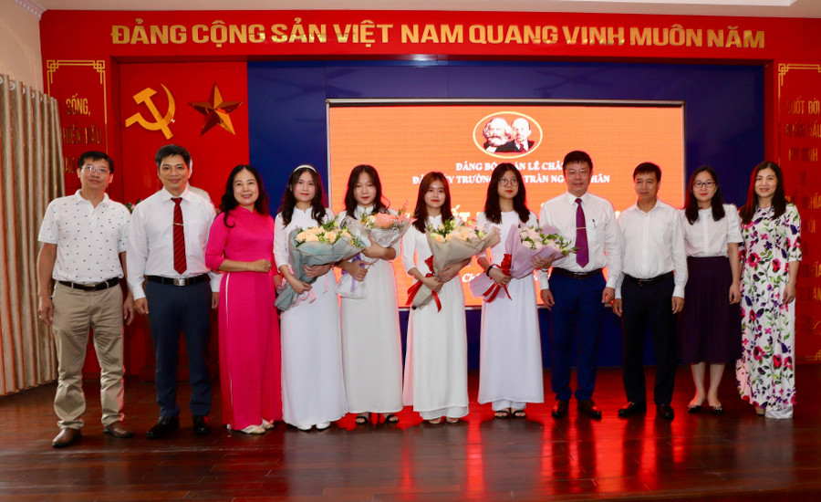 Lãnh đạo Quận uỷ Lê Chân cùng lãnh đạo Trường THPT Trần Nguyên Hãn chụp hình lưu niệm với 4 Đảng viên mới. Lãnh đạo Quận uỷ Lê Chân cùng lãnh đạo Trường THPT Trần Nguyên Hãn chụp hình lưu niệm với 4 Đảng viên mới.