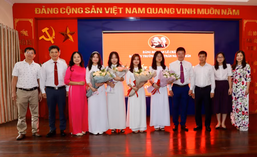 Lãnh đạo Quận uỷ Lê Chân cùng lãnh đạo Trường THPT Trần Nguyên Hãn chụp hình lưu niệm với 4 Đảng viên mới.